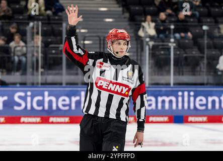 Monaco, Germania. 28 novembre 2024. Hauptschiedsrichter Lukas Kohlmueller. GER, EHC Red Bull Muenchen vs. Nuernberg Ice Tigers, Eishockey, DEL, 21. Spieltag, Saison 2024/2025, 28.11.2024. Foto: Eibner-Pressefoto/Heike Feiner credito: dpa/Alamy Live News Foto Stock