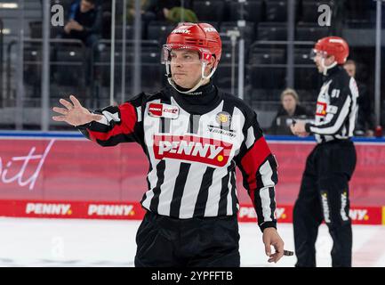 Monaco, Germania. 28 novembre 2024. Hauptschiedsrichter Aleksander Polaczek. GER, EHC Red Bull Muenchen vs. Nuernberg Ice Tigers, Eishockey, DEL, 21. Spieltag, Saison 2024/2025, 28.11.2024. Foto: Eibner-Pressefoto/Heike Feiner credito: dpa/Alamy Live News Foto Stock