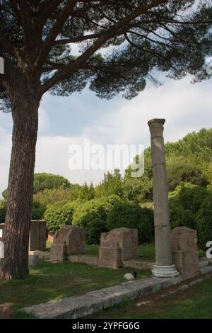 Esempio di colonne romane trovate a Ostio Antica vicino Roma Italia. Tutto costruito a.C. e' noto per l'eccellente conservazione dei suoi antichi edifici, m Foto Stock