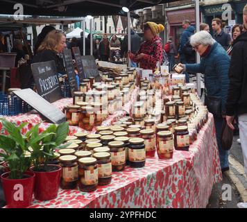 Abingdon, Regno Unito. 30 novembre 2024. Curiosa tra le bancarelle della Community Christmas Extravaganza nel centro di Abingdon. Credito: Angela SwannAlamy Live News Foto Stock