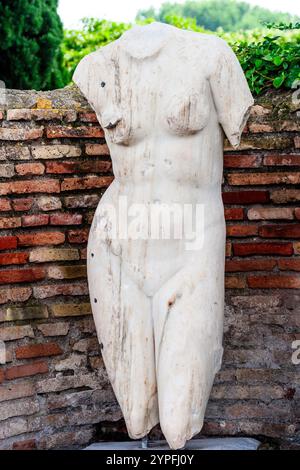 Ostia Antica era un'antica città romana e il porto di Roma situato alla foce del Tevere. È noto per l'eccellente conservazione della sua antichità Foto Stock