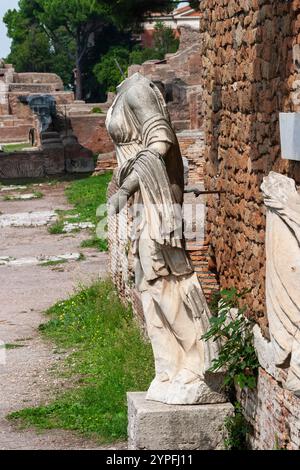 Ostia Antica era un'antica città romana e il porto di Roma situato alla foce del Tevere. È noto per l'eccellente conservazione della sua antichità Foto Stock