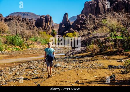 Una trekker femminile nelle Gole Tislite / Gola di Tislit nella regione Jebel Sirwa / Siroua delle montagne anti atlante del Marocco Foto Stock