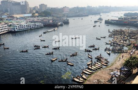 Guardando verso il basso su un taxi in legno barca sul fiume Buriganga a Dhaka, nel Bangladesh. Foto Stock