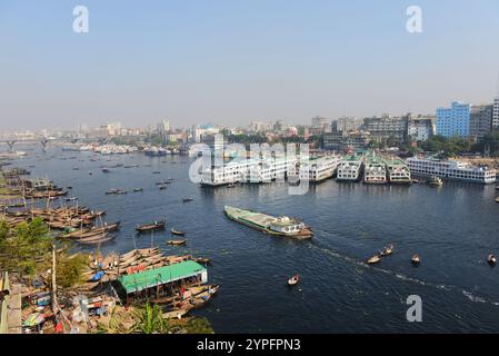 Guardando verso il basso su un taxi in legno barca sul fiume Buriganga a Dhaka, nel Bangladesh. Foto Stock