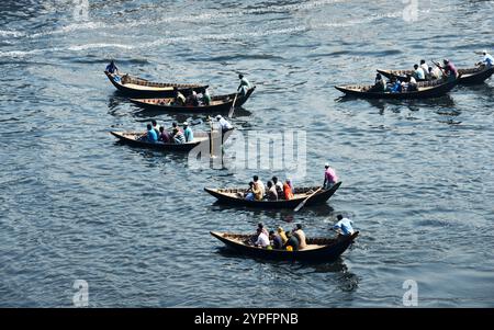 Guardando verso il basso su un taxi in legno barca sul fiume Buriganga a Dhaka, nel Bangladesh. Foto Stock