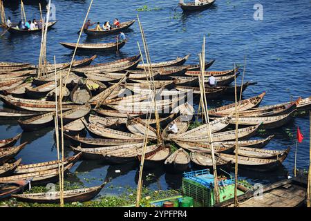 Guardando verso il basso su un taxi in legno barca sul fiume Buriganga a Dhaka, nel Bangladesh. Foto Stock