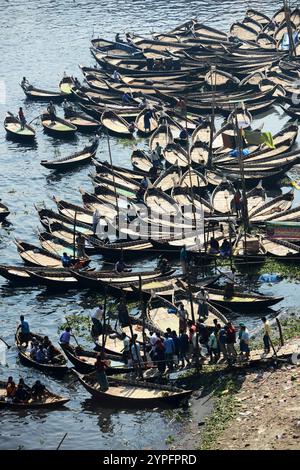 Guardando verso il basso su un taxi in legno barca sul fiume Buriganga a Dhaka, nel Bangladesh. Foto Stock