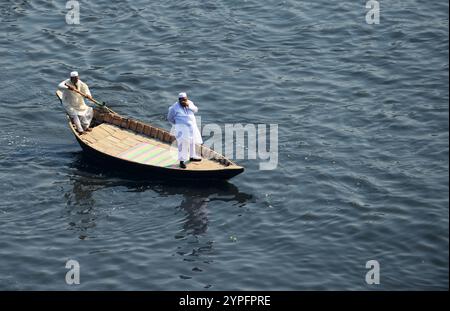 Guardando verso il basso su un taxi in legno barca sul fiume Buriganga a Dhaka, nel Bangladesh. Foto Stock