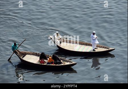 Guardando verso il basso su un taxi in legno barca sul fiume Buriganga a Dhaka, nel Bangladesh. Foto Stock