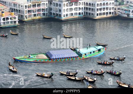 Guardando verso il basso su un taxi in legno barca sul fiume Buriganga a Dhaka, nel Bangladesh. Foto Stock