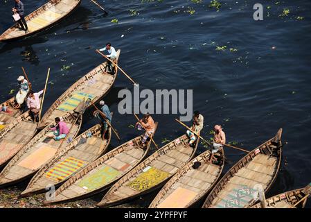 Guardando verso il basso su un taxi in legno barca sul fiume Buriganga a Dhaka, nel Bangladesh. Foto Stock