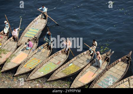 Guardando verso il basso su un taxi in legno barca sul fiume Buriganga a Dhaka, nel Bangladesh. Foto Stock