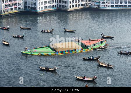 Guardando verso il basso su un taxi in legno barca sul fiume Buriganga a Dhaka, nel Bangladesh. Foto Stock