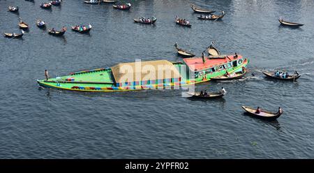 Guardando verso il basso su un taxi in legno barca sul fiume Buriganga a Dhaka, nel Bangladesh. Foto Stock