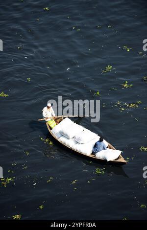 Guardando verso il basso su un taxi in legno barca sul fiume Buriganga a Dhaka, nel Bangladesh. Foto Stock