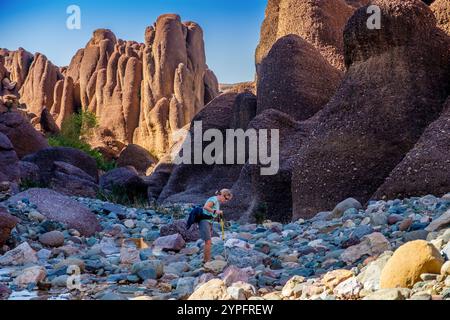 Una trekker femminile nelle Gole Tislite / Gola di Tislit nella regione Jebel Sirwa / Siroua delle montagne anti atlante del Marocco Foto Stock