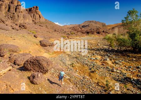 Una trekker femminile nelle Gole Tislite / Gola di Tislit nella regione Jebel Sirwa / Siroua delle montagne anti atlante del Marocco Foto Stock