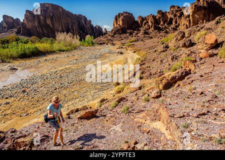Una trekker femminile nelle Gole Tislite / Gola di Tislit nella regione Jebel Sirwa / Siroua delle montagne anti atlante del Marocco Foto Stock