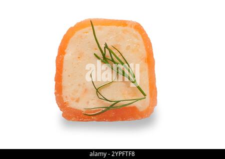 Stuzzichino di tartine di salmone affumicato ripieno di formaggio spalmabile e ricoperto di aneto ritagliato su sfondo bianco Foto Stock