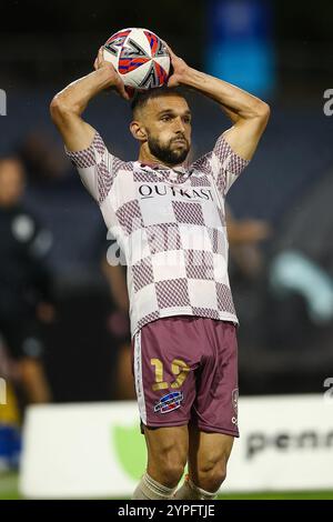 30 novembre 2024; Campbelltown Stadium, Sydney, NSW, Australia: A-League Football, MacArthur FC contro Brisbane Roar; Jack Hingert di Brisbane Roar prende piede Foto Stock