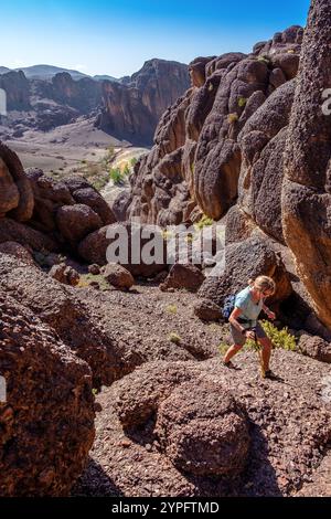 Una trekker femminile nelle Gole Tislite / Gola di Tislit nella regione Jebel Sirwa / Siroua delle montagne anti atlante del Marocco Foto Stock