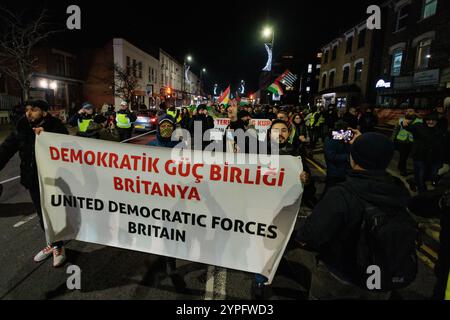 Londra, Regno Unito. 28 novembre 2024. Centinaia di membri della comunità curda e di sostenitori marciano attraverso Haringey per protestare vicino al Kurdish Community Centre (KCC). La polizia metropolitana aveva fatto irruzione nel KCC un giorno prima, arrestando sette persone per presunto coinvolgimento con il Partito dei lavoratori del Kurdistan (PKK), un'organizzazione vietata nel Regno Unito dal 2001. Crediti: Mark Kerrison/Alamy Live News Foto Stock