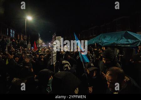 Londra, Regno Unito. 28 novembre 2024. Centinaia di membri della comunità curda e sostenitori protestano vicino al Kurdish Community Centre (KCC). La polizia metropolitana aveva fatto irruzione nel KCC un giorno prima, arrestando sette persone per presunto coinvolgimento con il Partito dei lavoratori del Kurdistan (PKK), un'organizzazione vietata nel Regno Unito dal 2001. Crediti: Mark Kerrison/Alamy Live News Foto Stock