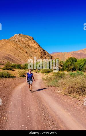 Escursionista femminile nella zona di Jebel Sirwa, (Jebel Siroua ) delle montagne anti-atlante del Marocco vicino a Talouine / Taliouine Foto Stock
