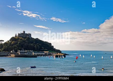 Gli yacht navigano intorno a St Michaels Mount in una limpida e soleggiata giornata autunnale Marazion Cornovaglia Inghilterra Regno Unito Foto Stock