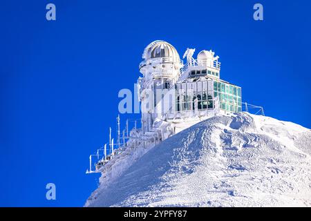 Osservatorio della Sfinge di Jungfraujoch vincolato dal ghiaccio, vista invernale delle Alpi svizzere, condizioni meteorologiche estreme in Svizzera Foto Stock
