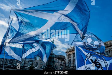EDIMBURGO, SCOZIA - 30 novembre 2024 folle si riuniscono per il servizio commemorativo di Alex Salmond nella Cattedrale di St Giles sul Royal Mile Foto Stock