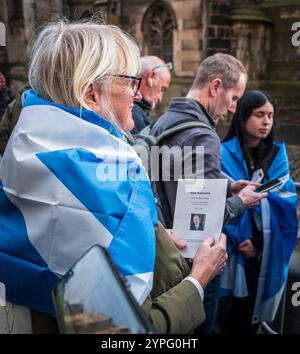 EDIMBURGO, SCOZIA - 30 novembre 2024 folle si riuniscono per il servizio commemorativo di Alex Salmond nella Cattedrale di St Giles sul Royal Mile Foto Stock