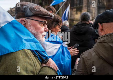 EDIMBURGO, SCOZIA - 30 novembre 2024 folle si riuniscono per il servizio commemorativo di Alex Salmond nella Cattedrale di St Giles sul Royal Mile Foto Stock