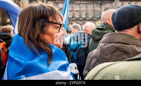 EDIMBURGO, SCOZIA - 30 novembre 2024 folle si riuniscono per il servizio commemorativo di Alex Salmond nella Cattedrale di St Giles sul Royal Mile Foto Stock