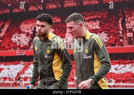 Nottingham, Regno Unito. 30 novembre 2024. Neco Williams di Nottingham Forest e Elliott Anderson di Nottingham Forest durante la partita di Premier League tra Nottingham Forest e Ipswich Town al City Ground di Nottingham sabato 30 novembre 2024. (Foto: Jon Hobley | mi News) crediti: MI News & Sport /Alamy Live News Foto Stock