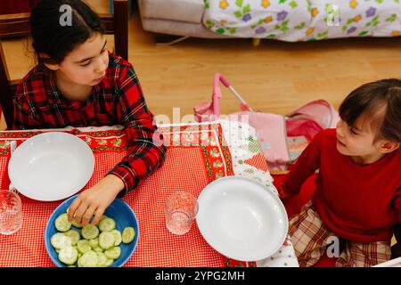 Vista superiore di due sorelle sedute al tavolo la vigilia di Natale che cenano insieme Foto Stock