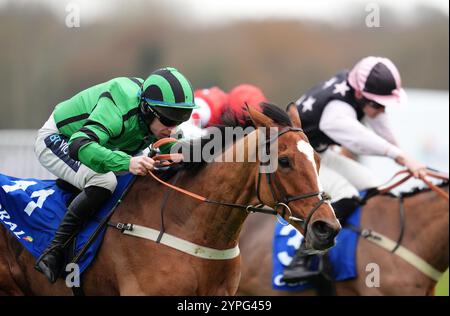 Navajo Indy (a sinistra) guidato dal fantino Gavin Sheehan sulla strada per vincere il Coral Racing Club Intermediate handicap hurdle durante il Coral Gold Cup Day all'ippodromo di Newbury. Data foto: Sabato 30 novembre 2024. Foto Stock