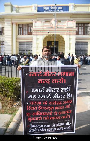 Patna, India. 29 novembre 2024. PATNA, INDIA - NOVEMBRE 29: AIMIM MLA Akhtarul Aman che manifesta durante la sessione invernale fuori Bihar Assembyl il 29 novembre 2024 a Patna, India. (Foto di Santosh Kumar/Hindustan Times/Sipa USA) credito: SIPA USA/Alamy Live News Foto Stock