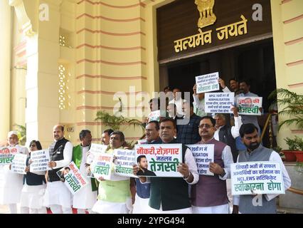 Patna, India. 29 novembre 2024. PATNA, INDIA - NOVEMBRE 29: I legislatori RJD manifestano durante la sessione invernale fuori dall'Assemblea del Bihar il 29 novembre 2024 a Patna, India. (Foto di Santosh Kumar/Hindustan Times/Sipa USA) credito: SIPA USA/Alamy Live News Foto Stock