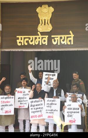 Patna, India. 29 novembre 2024. PATNA, INDIA - NOVEMBRE 29: I legislatori del CPI-ML manifestano durante la sessione invernale al di fuori dell'Assemblea del Bihar il 29 novembre 2024 a Patna, India. (Foto di Santosh Kumar/Hindustan Times/Sipa USA) credito: SIPA USA/Alamy Live News Foto Stock