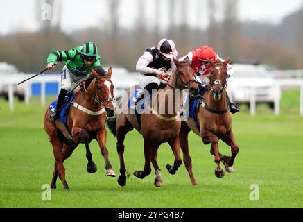 Navajo Indy (a sinistra) guidato dal fantino Gavin Sheehan sulla strada per vincere il Coral Racing Club Intermediate handicap hurdle durante il Coral Gold Cup Day all'ippodromo di Newbury. Data foto: Sabato 30 novembre 2024. Foto Stock