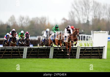 Navajo Indy (terzo a destra) guidato dal fantino Gavin Sheehan sulla strada per vincere il Coral Racing Club Intermediate handicap hurdle durante il Coral Gold Cup Day all'ippodromo di Newbury. Data foto: Sabato 30 novembre 2024. Foto Stock