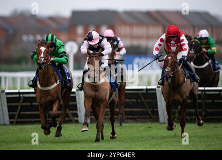 Newbury, Regno Unito. Sabato 30 novembre 2024. Navajo Indy e Gavin Sheehan vincono il Coral Racing Club Intermediate handicap hurdle ( Premier handicap ) - registrato come Gerry Feilden ) per l'allenatore Tom Symonds e i proprietari M.. Baker, K Ibberson e H Pearman. Crediti JTW equine Images / Alamy Live News Foto Stock