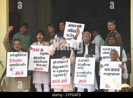 Patna, India. 29 novembre 2024. PATNA, INDIA - NOVEMBRE 29: I legislatori del CPI-ML manifestano durante la sessione invernale al di fuori dell'Assemblea del Bihar il 29 novembre 2024 a Patna, India. (Foto di Santosh Kumar/Hindustan Times/Sipa USA) credito: SIPA USA/Alamy Live News Foto Stock