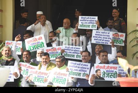 Patna, India. 29 novembre 2024. PATNA, INDIA - NOVEMBRE 29: I legislatori RJD manifestano durante la sessione invernale fuori dall'Assemblea del Bihar il 29 novembre 2024 a Patna, India. (Foto di Santosh Kumar/Hindustan Times/Sipa USA) credito: SIPA USA/Alamy Live News Foto Stock