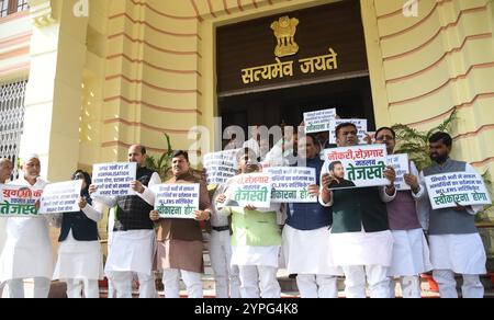 Patna, India. 29 novembre 2024. PATNA, INDIA - NOVEMBRE 29: I legislatori RJD manifestano durante la sessione invernale fuori dall'Assemblea del Bihar il 29 novembre 2024 a Patna, India. (Foto di Santosh Kumar/Hindustan Times/Sipa USA) credito: SIPA USA/Alamy Live News Foto Stock