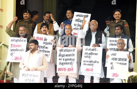 Patna, India. 29 novembre 2024. PATNA, INDIA - NOVEMBRE 29: I legislatori del CPI-ML manifestano durante la sessione invernale al di fuori dell'Assemblea del Bihar il 29 novembre 2024 a Patna, India. (Foto di Santosh Kumar/Hindustan Times/Sipa USA) credito: SIPA USA/Alamy Live News Foto Stock