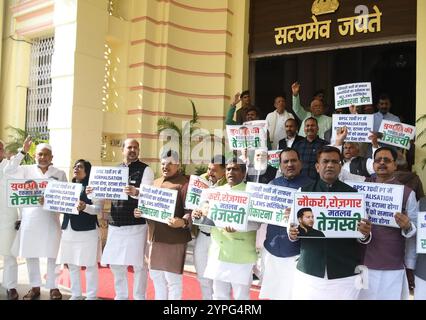 Patna, India. 29 novembre 2024. PATNA, INDIA - NOVEMBRE 29: I legislatori RJD manifestano durante la sessione invernale fuori dall'Assemblea del Bihar il 29 novembre 2024 a Patna, India. (Foto di Santosh Kumar/Hindustan Times/Sipa USA) credito: SIPA USA/Alamy Live News Foto Stock