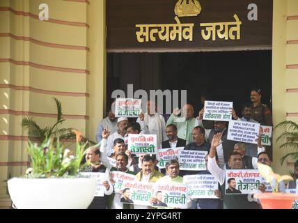 Patna, India. 29 novembre 2024. PATNA, INDIA - NOVEMBRE 29: I legislatori RJD manifestano durante la sessione invernale fuori dall'Assemblea del Bihar il 29 novembre 2024 a Patna, India. (Foto di Santosh Kumar/Hindustan Times/Sipa USA) credito: SIPA USA/Alamy Live News Foto Stock